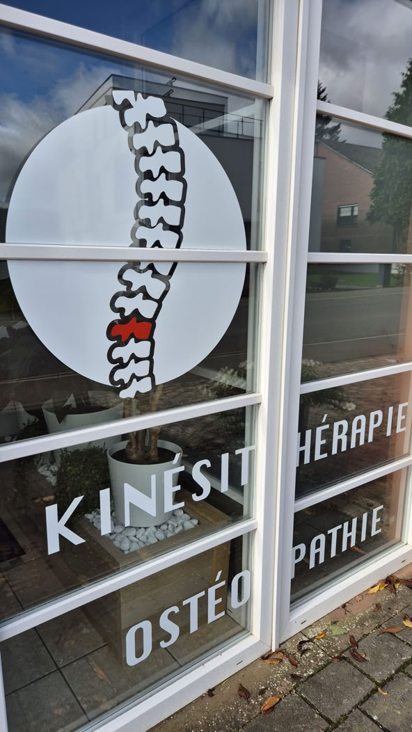 Façade du cabinet à Redange-sur-Attert (vitrine et logo)